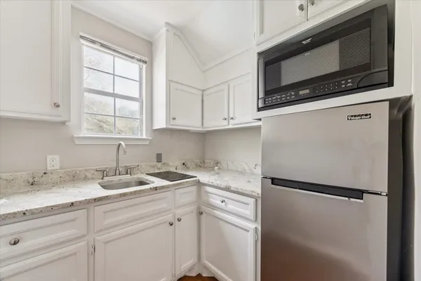 a view of a big room with closet and windows