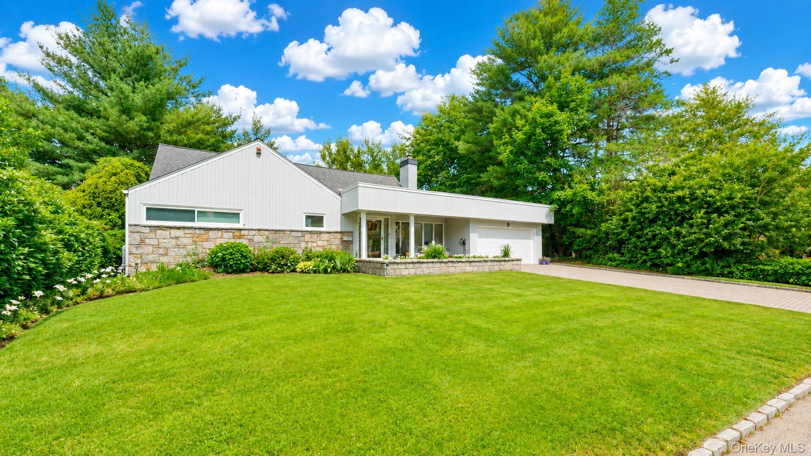 9 Arbor Road East Hills, NY 11577 - Photo 2 of 37