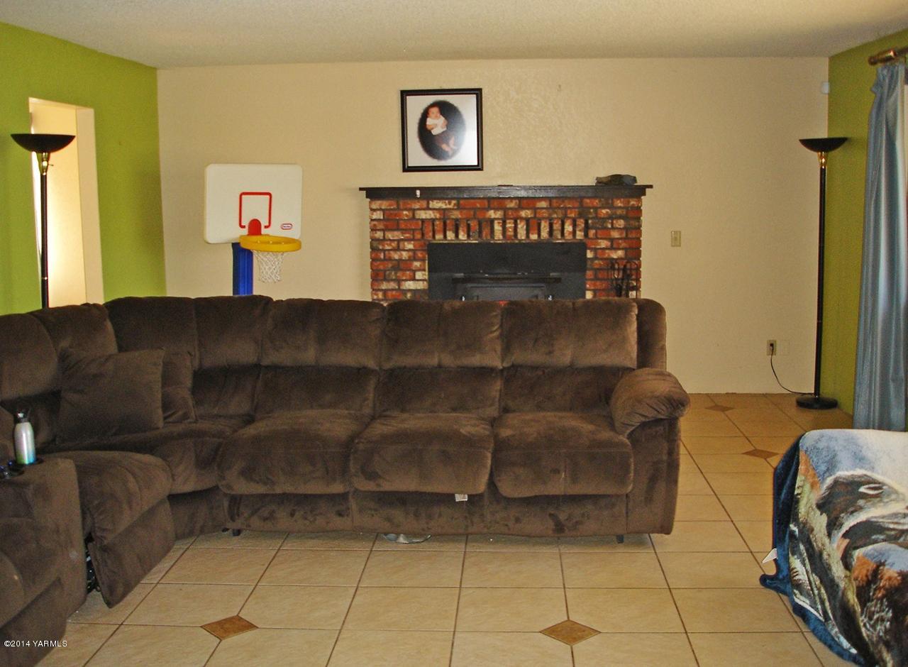 4650 Progressive Road Wapato, WA 98951 - Photo 2 of 12 a living room with furniture and a fireplace