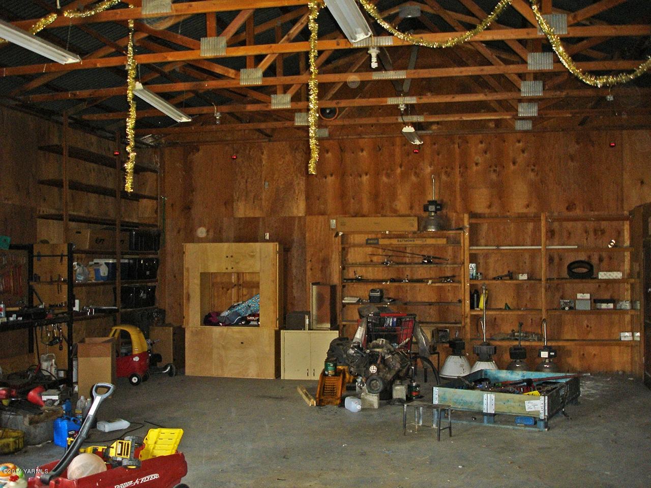 4650 Progressive Road Wapato, WA 98951 - Photo 11 of 12 a view of a room with racks