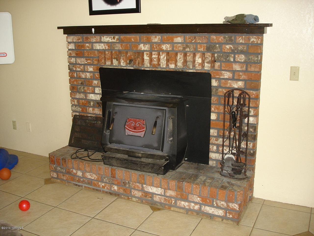 4650 Progressive Road Wapato, WA 98951 - Photo 3 of 12 a room with fireplace