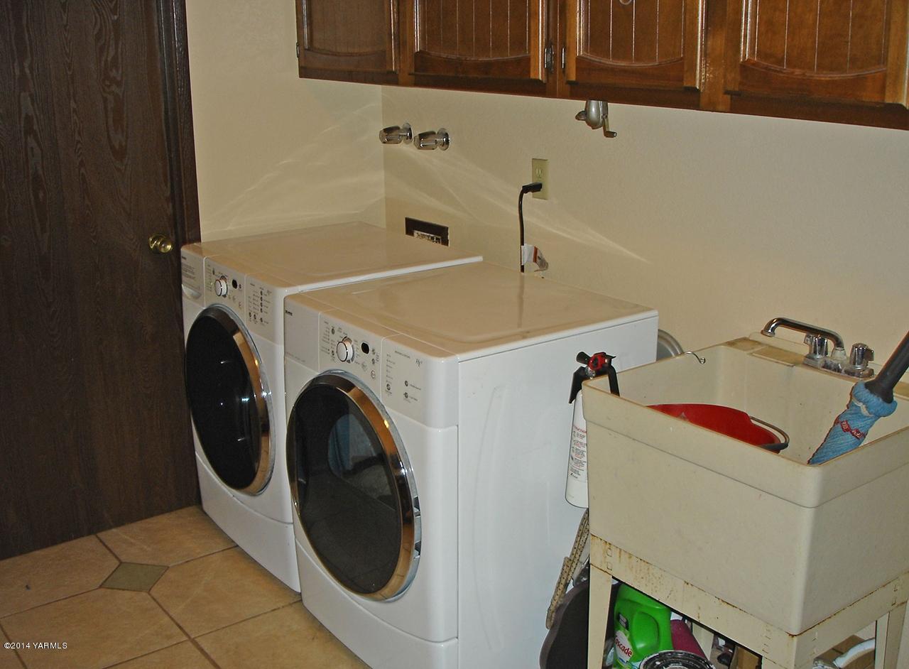 4650 Progressive Road Wapato, WA 98951 - Photo 9 of 12 a utility room with dryer and washer
