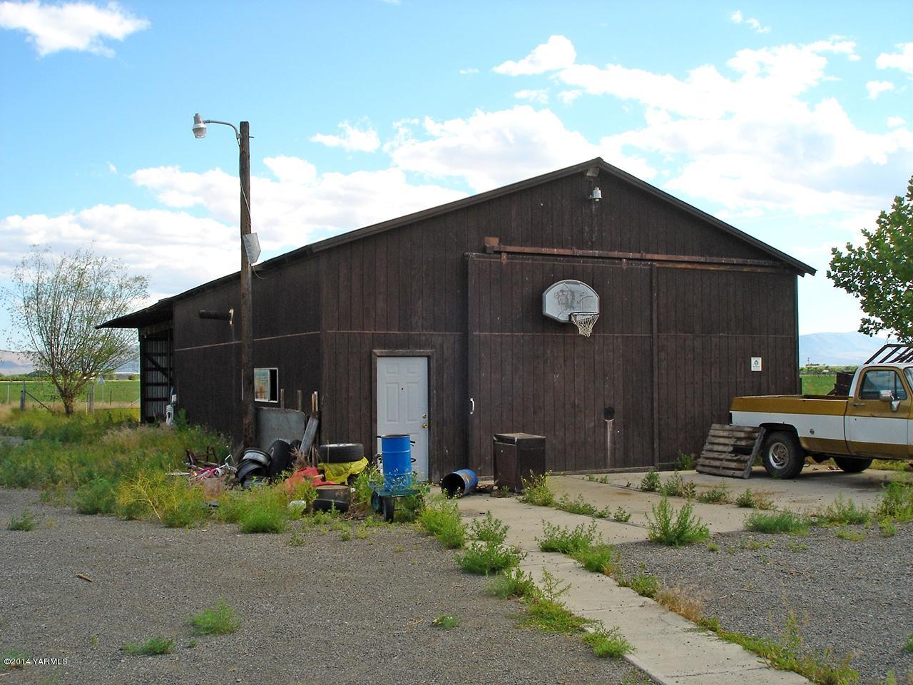 4650 Progressive Road Wapato, WA 98951 - Photo 10 of 12 a front view of a house