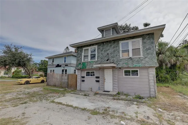 a view of a house with a backyard