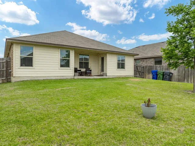 a view of a yard with a house