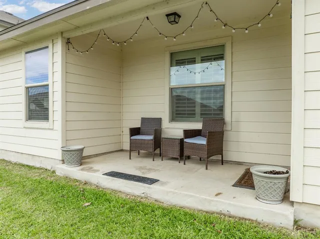 a view of a backyard