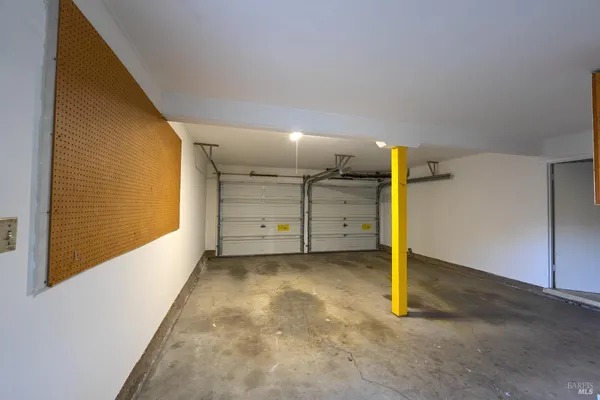 a view of a big room with closet
