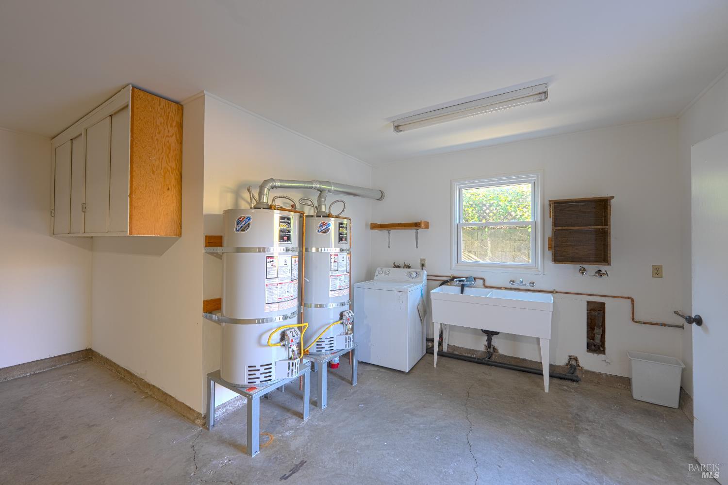 20 Taylor Street San Rafael, CA 94901 - Photo 21 of 22 a living room with furniture and a flat screen tv