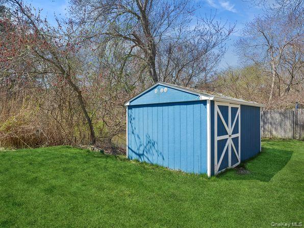 337 Three Mile Harbor Road, Unit 10 East Hampton, NY 11937 - Photo 13 of 16 a backyard of a house with lots of green space