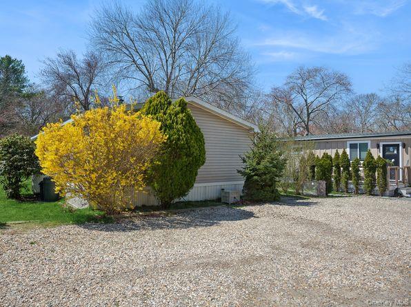337 Three Mile Harbor Road, Unit 10 East Hampton, NY 11937 - Photo 14 of 16 a view of a backyard of the house