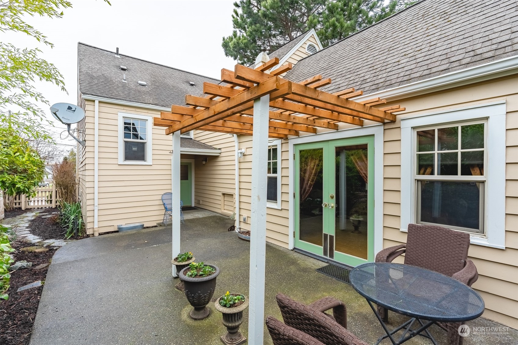 2212 Broadway Bellingham, WA 98225 - Photo 31 of 40 a front view of a house with patio