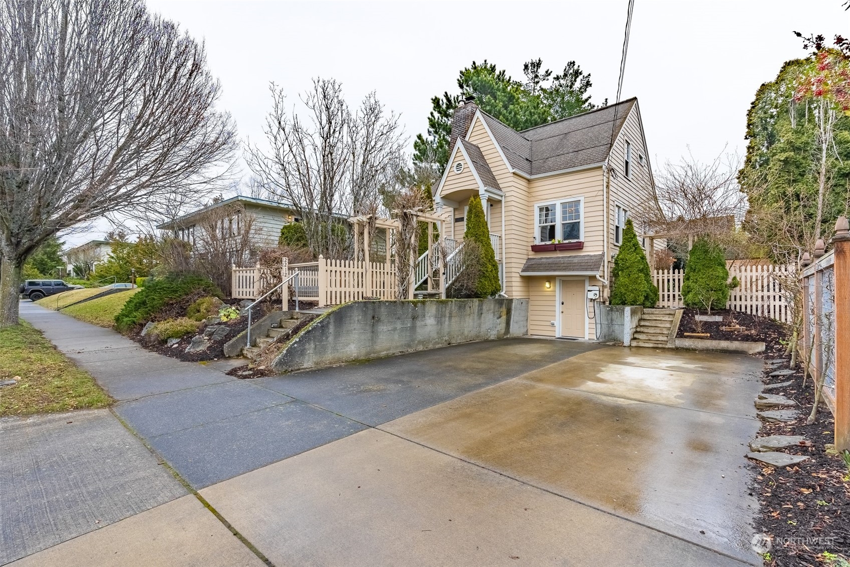 2212 Broadway Bellingham, WA 98225 - Photo 37 of 40 a front view of a house with a yard and garage