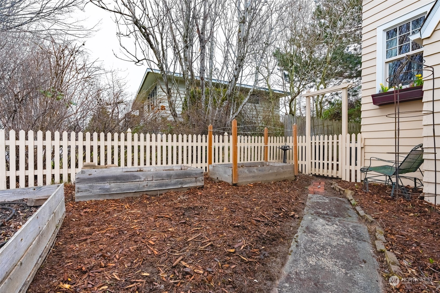 2212 Broadway Bellingham, WA 98225 - Photo 38 of 40 a view of a yard with wooden fence