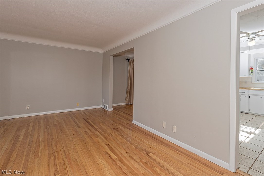 4024 Charlton Road Cleveland, OH 44121 - Photo 8 of 35