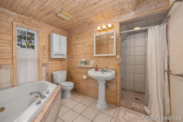 $299,900 | 623 Lennon Lane, Gladwin, MI 48624