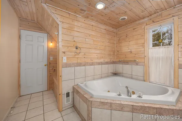 $299,900 | 623 Lennon Lane, Gladwin, MI 48624