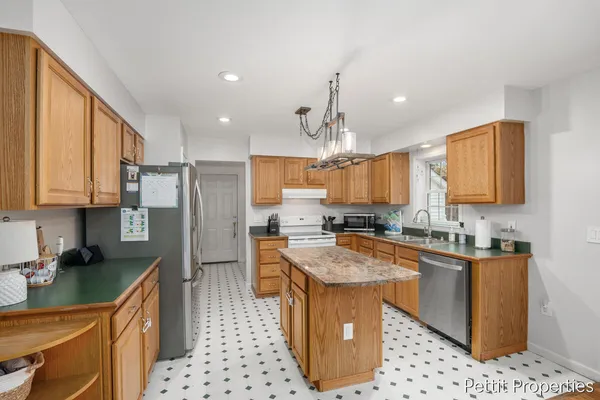 $299,900 | 623 Lennon Lane, Gladwin, MI 48624