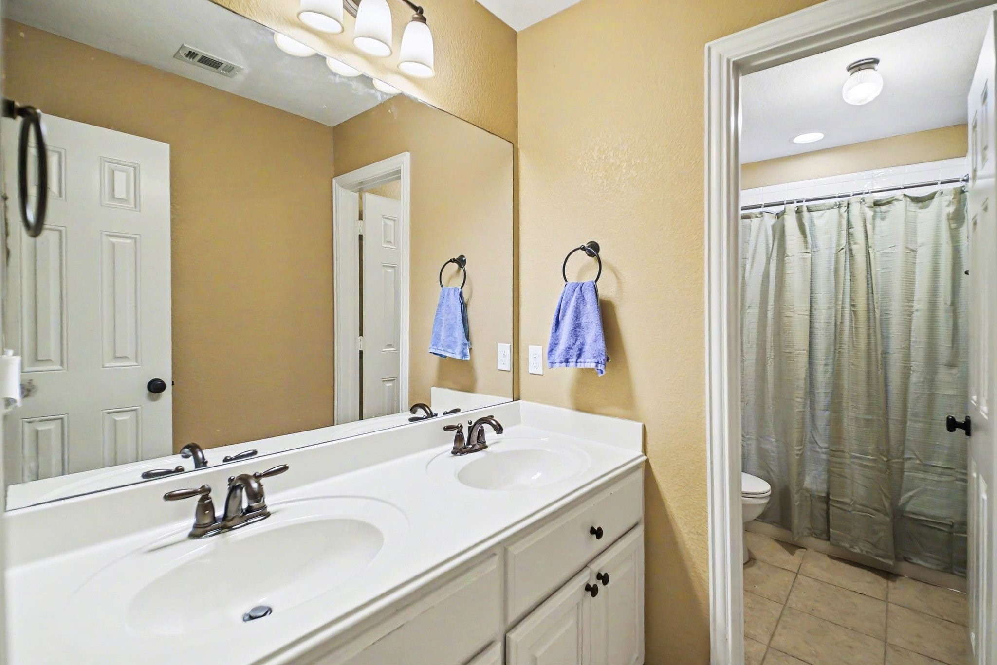 8210 Thunder Ridge Way Missouri City, TX 77459 - Photo 35 of 42 Hallway Bathroom with Dual Vanity that is shared by two of the secondary bedrooms. The potty and the bathtub are private.