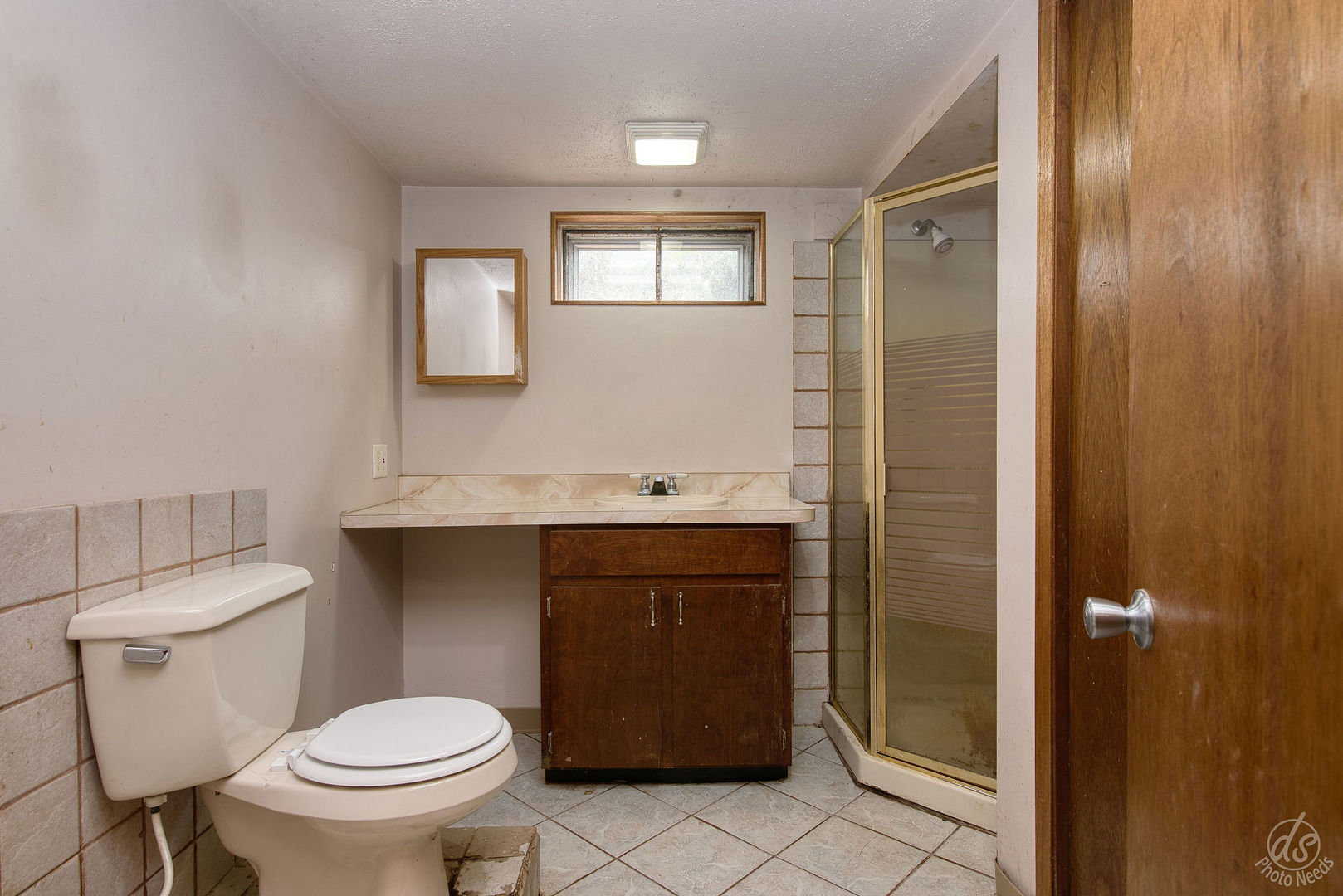 185 Swanson Road Sycamore, IL 60178 - Photo 26 of 47 a bathroom with a toilet a sink and shower
