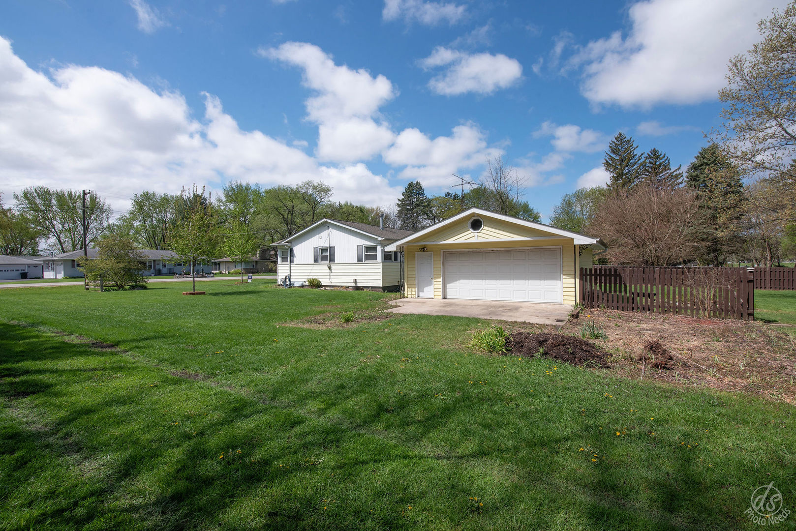 185 Swanson Road Sycamore, IL 60178 - Photo 33 of 47 a front view of a house with garden