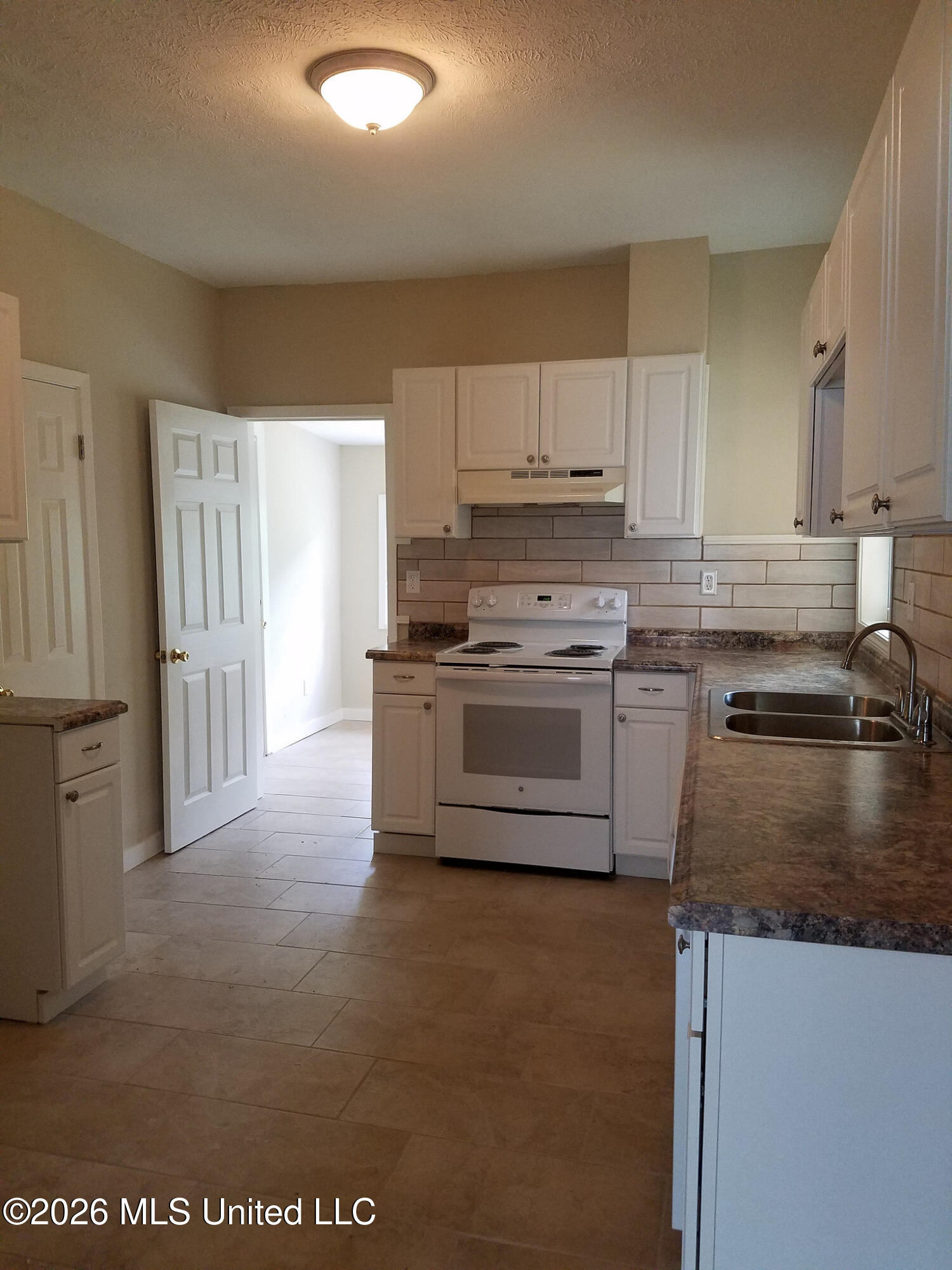 103 East Sproles Street Clinton, MS 39056 - Photo 5 of 11 kitchen b