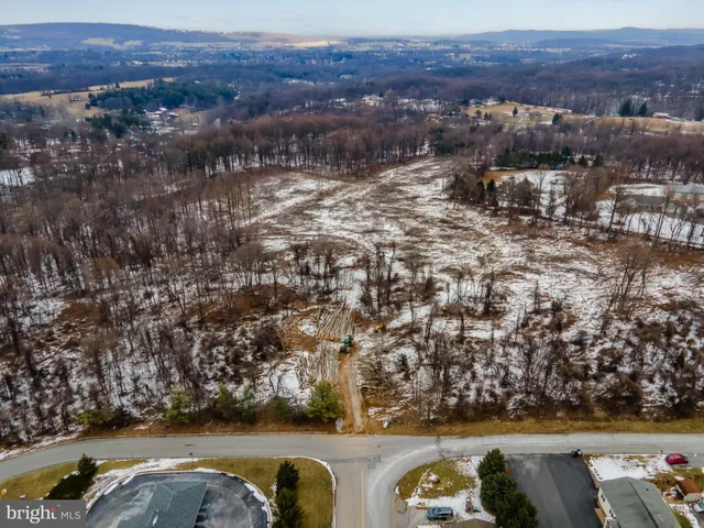 an aerial view of residential house and lake view