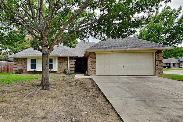 $2,575 | 1523 Warwick Drive, Mansfield, TX 76063