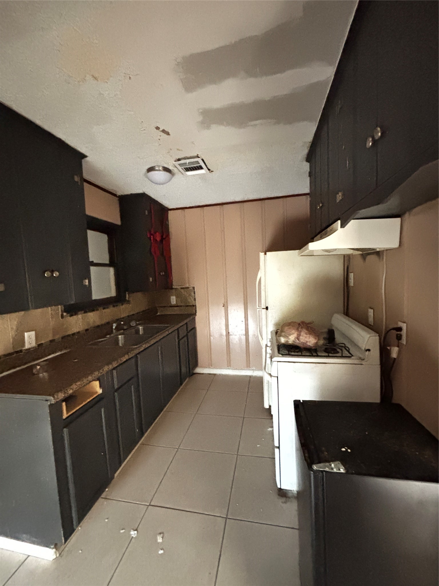 439 Terminal Street Houston, TX 77020 - Photo 5 of 7 a kitchen with granite countertop a stove and a refrigerator
