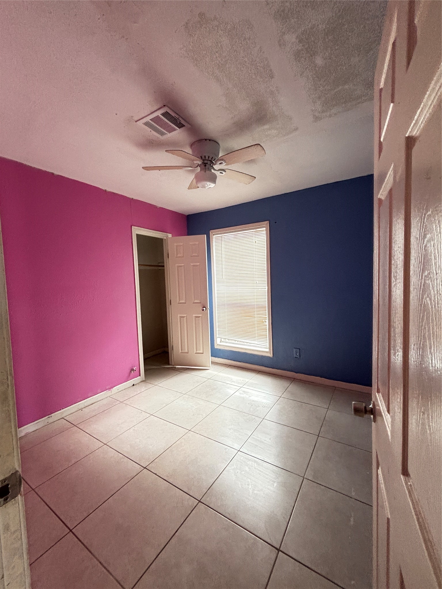 439 Terminal Street Houston, TX 77020 - Photo 7 of 7 a view of an empty room with a window