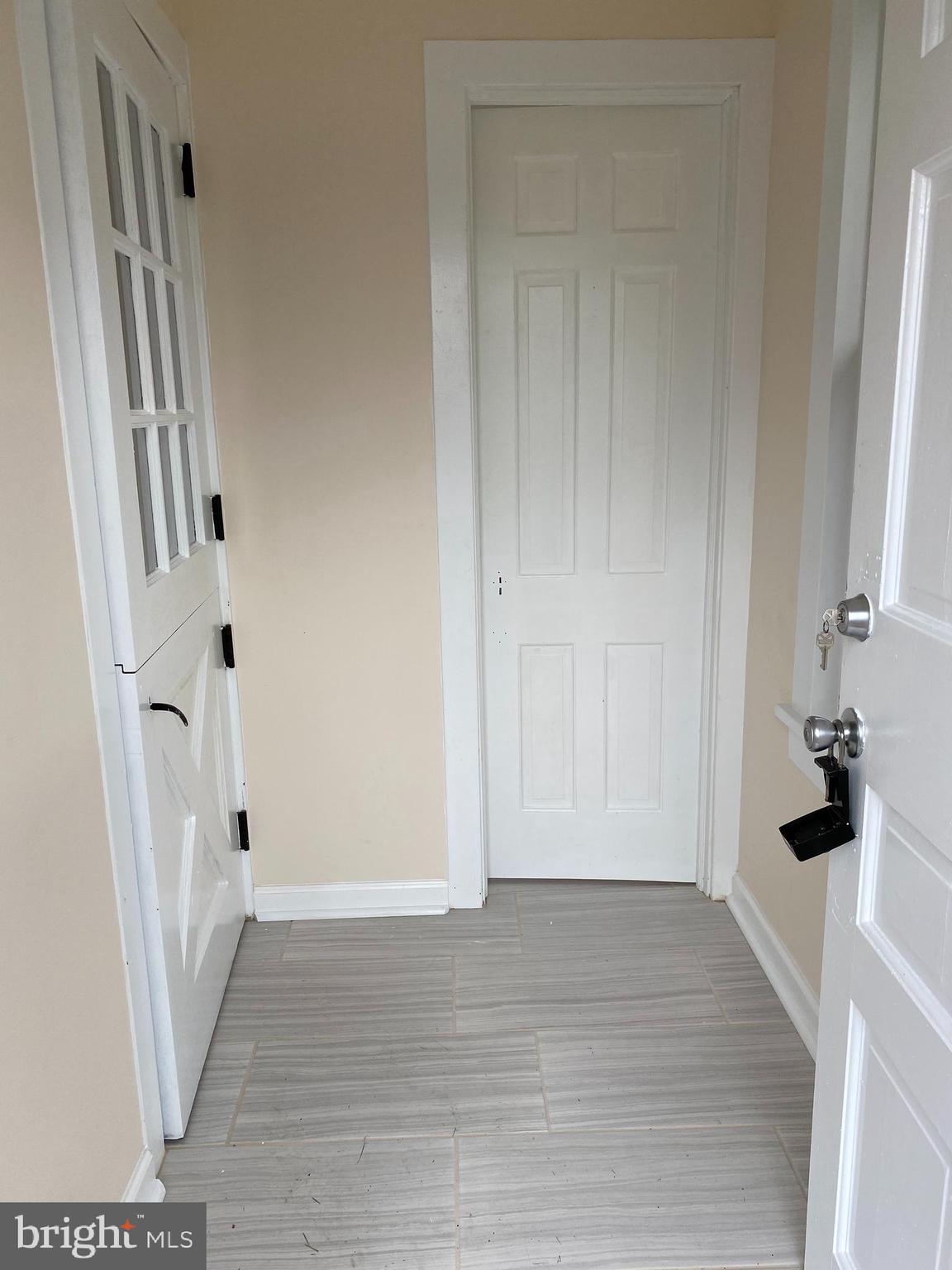 261 Berlin Road Clementon, NJ 08021 - Photo 4 of 45 foyer