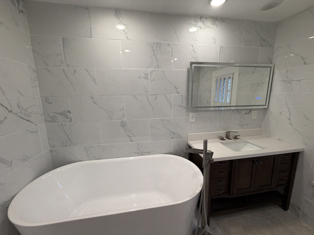 194 Sumner Avenue Springfield, MA 01108 - Photo 20 of 24 a bathroom with a sink and a bathtub