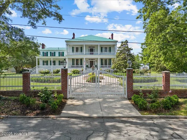 $3,799,900 | 121 West King Street, Edenton, NC 27932