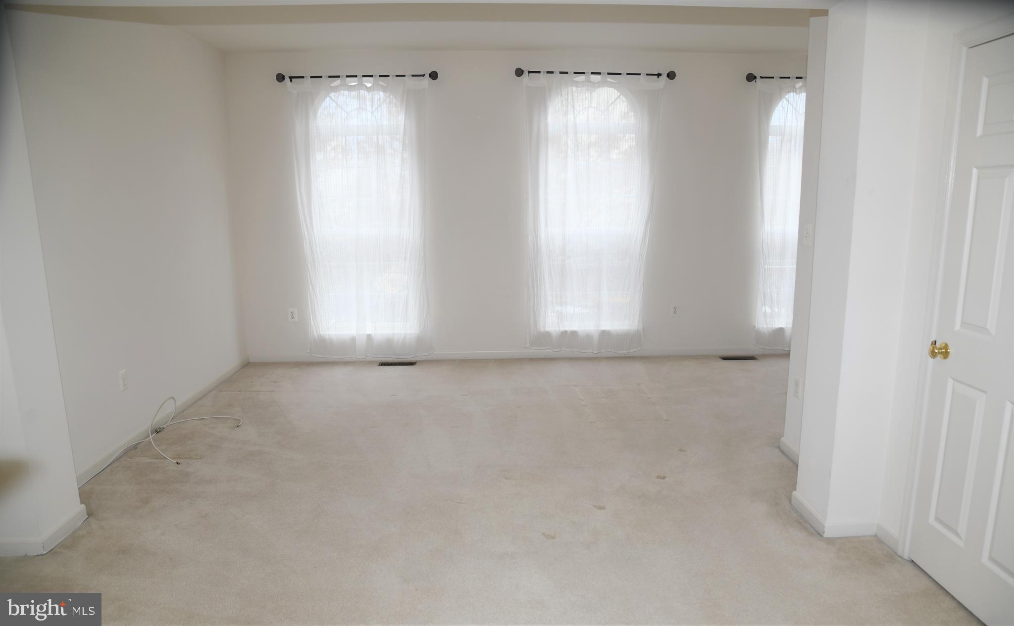 20239 Seneca Square Ashburn, VA 20147 - Photo 4 of 15 Living Room