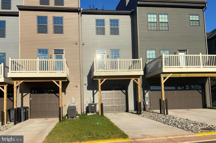2640 Jetstream Road Herndon, VA 20171 - Photo 18 of 20 a front view of a house with a garden