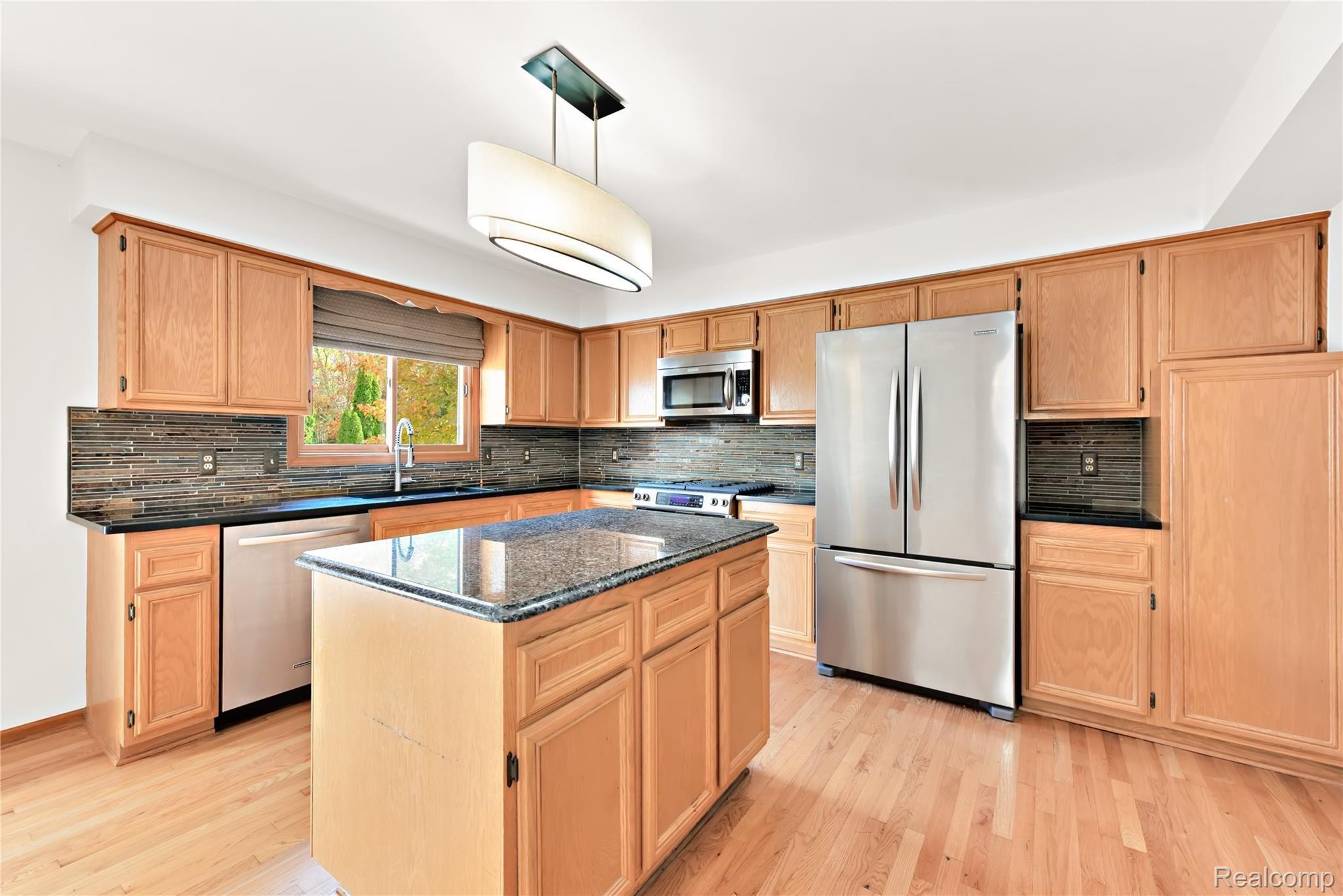 1239 Bembridge Drive Rochester, MI 48307 - Photo 9 of 33 stainless steel appliances