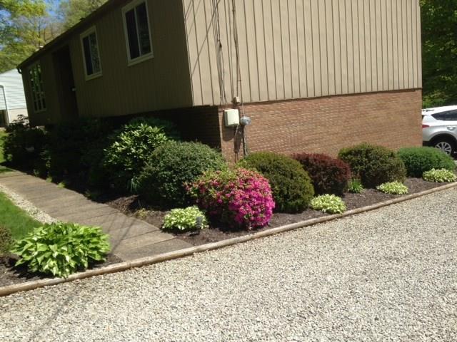 8920 Highland Road Pittsburgh, PA 15237 - Photo 7 of 24 Side view of landscaping