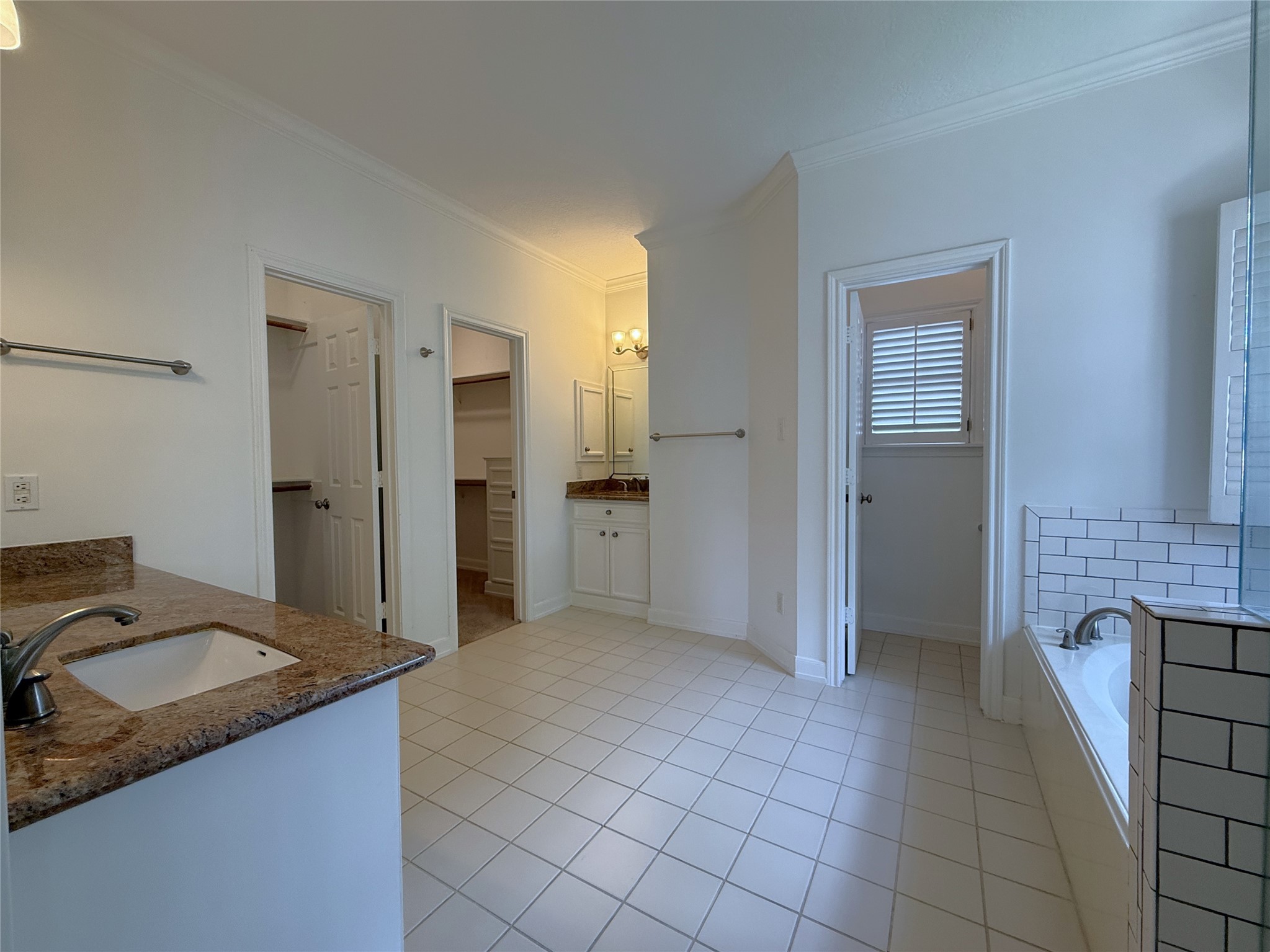 3024 Rice Boulevard Houston, TX 77005 - Photo 18 of 38 Upstairs, with two walk-in closets, the primary bathroom is spacious.