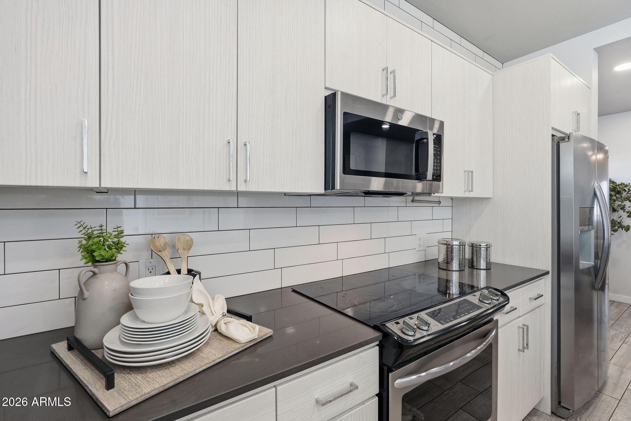 2727 East Thomas Road, Unit 5 Phoenix, AZ 85016 - Photo 13 of 41 a kitchen with a stove and a microwave