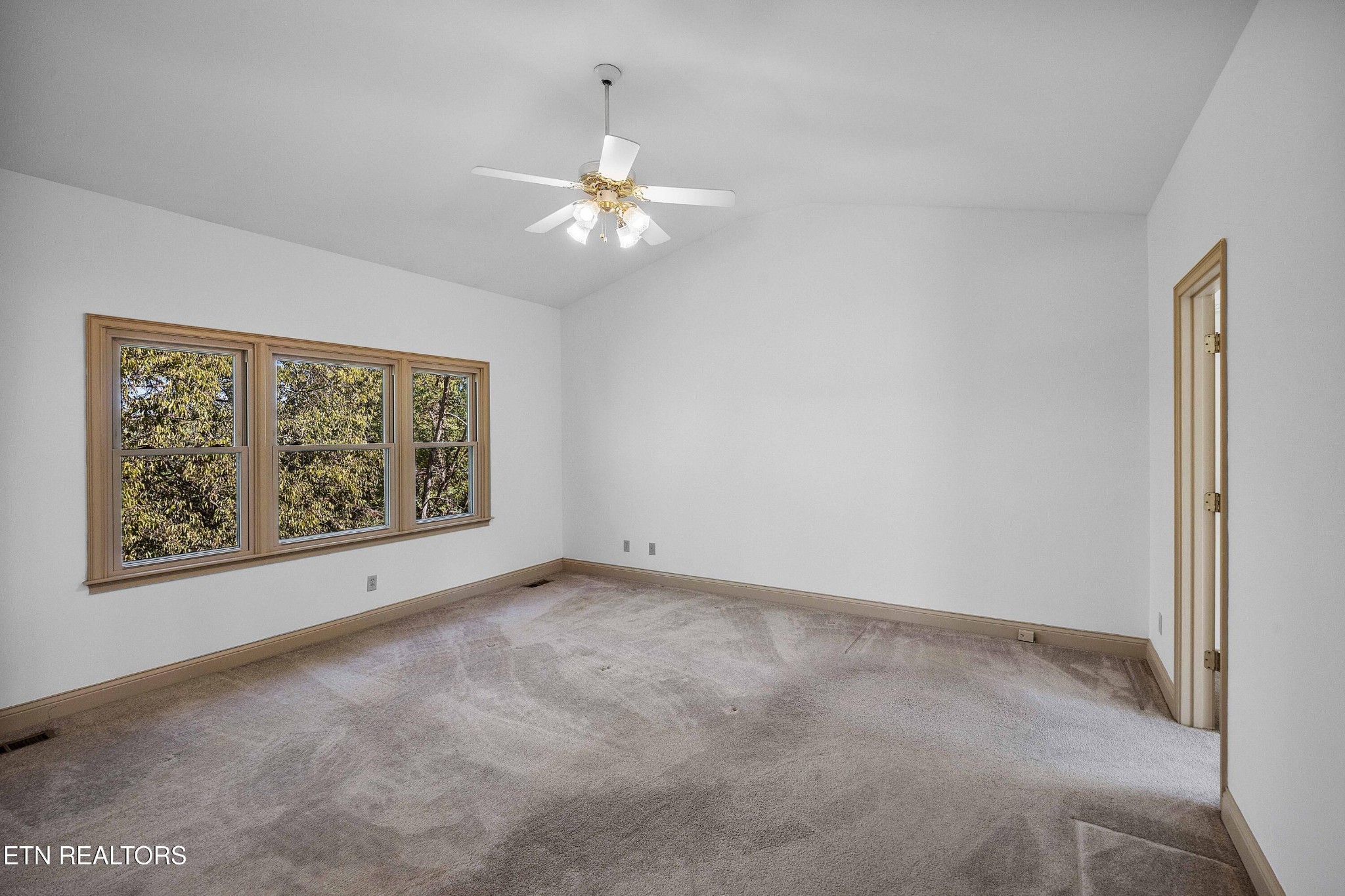 103 Farmington Place Clinton, TN 37716 - Photo 19 of 40 an empty room with a window