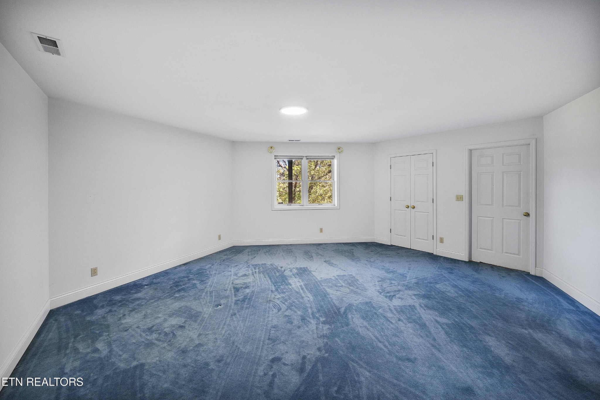 103 Farmington Place Clinton, TN 37716 - Photo 30 of 40 a view of a big room with window and ceiling fan