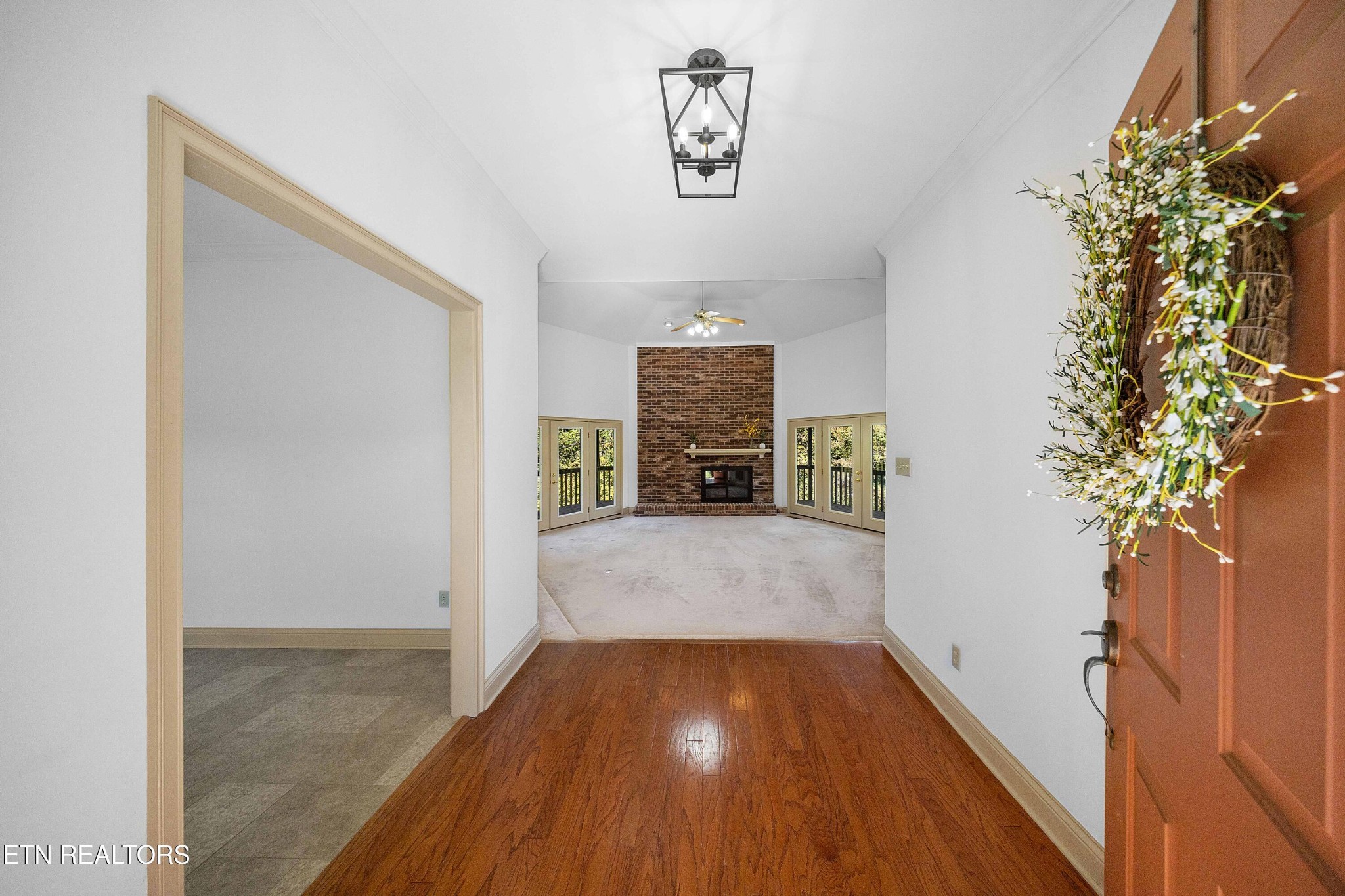 103 Farmington Place Clinton, TN 37716 - Photo 3 of 40 a view of livingroom with hardwood floor and a potted plant