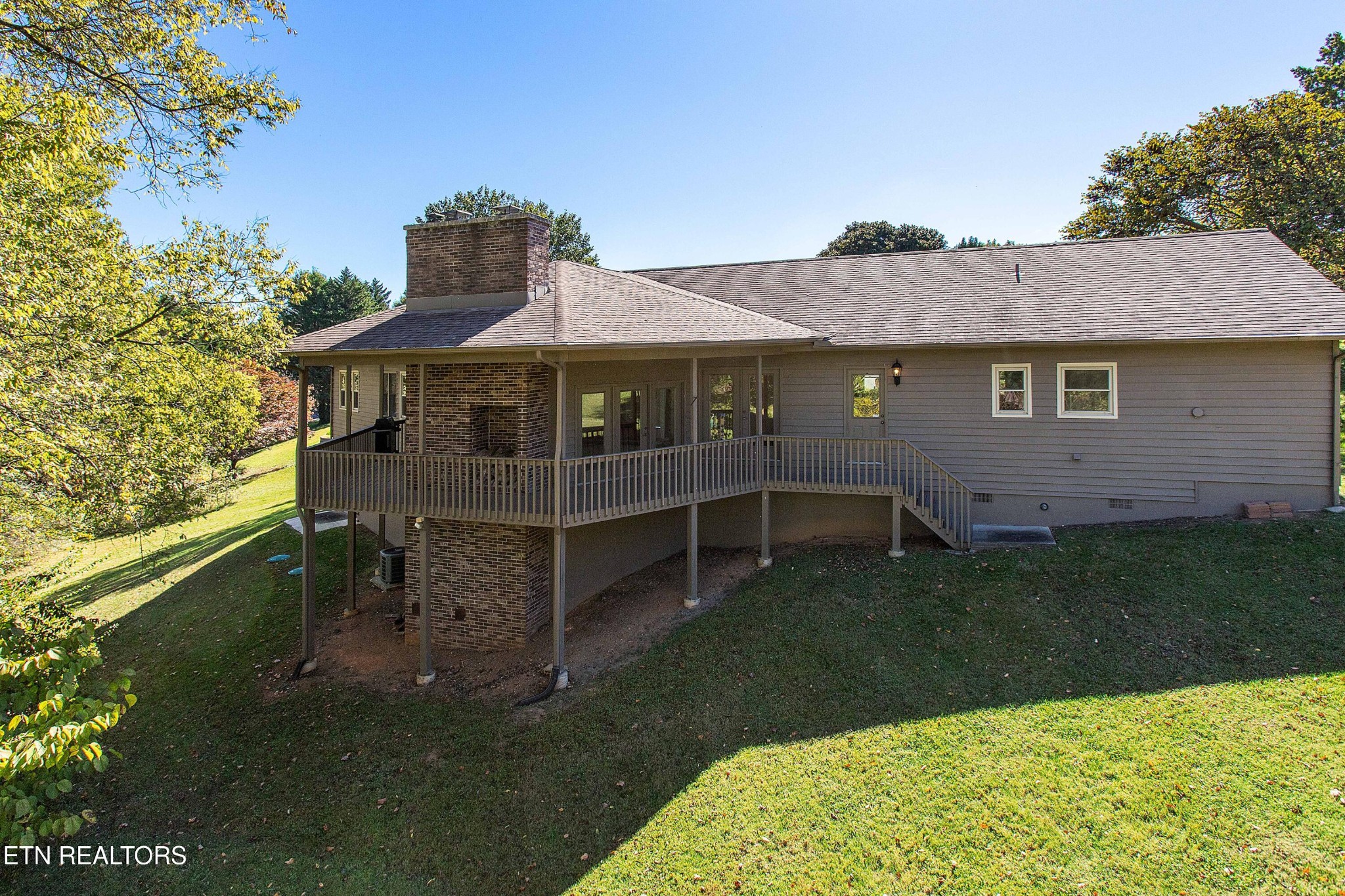 103 Farmington Place Clinton, TN 37716 - Photo 39 of 40 a view of a house with a garden