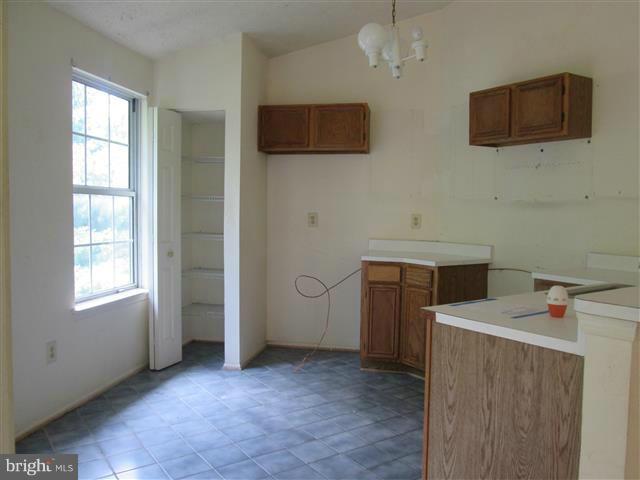 15 Beagle Run, Unit 98 Baltimore, MD 21236 - Photo 7 of 16 an entryway with a microwave