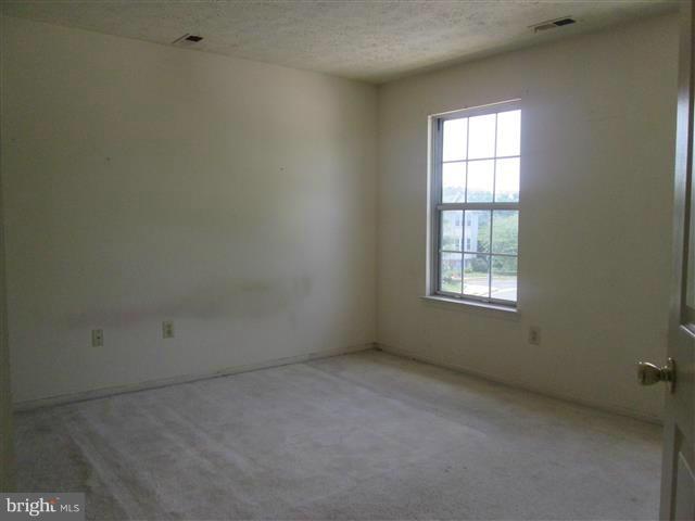 15 Beagle Run, Unit 98 Baltimore, MD 21236 - Photo 10 of 16 an empty room with a window