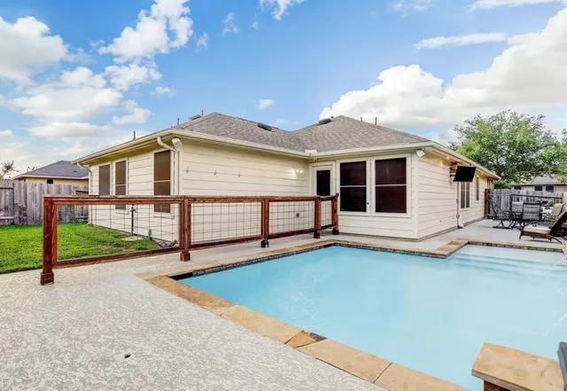 a view of a house with backyard and garden