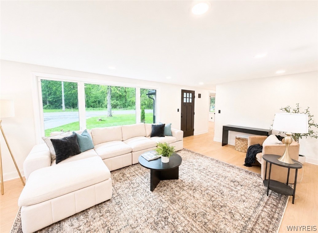 6921 Bear Ridge Road Pendleton, NY 14120 - Photo 12 of 43 Living room