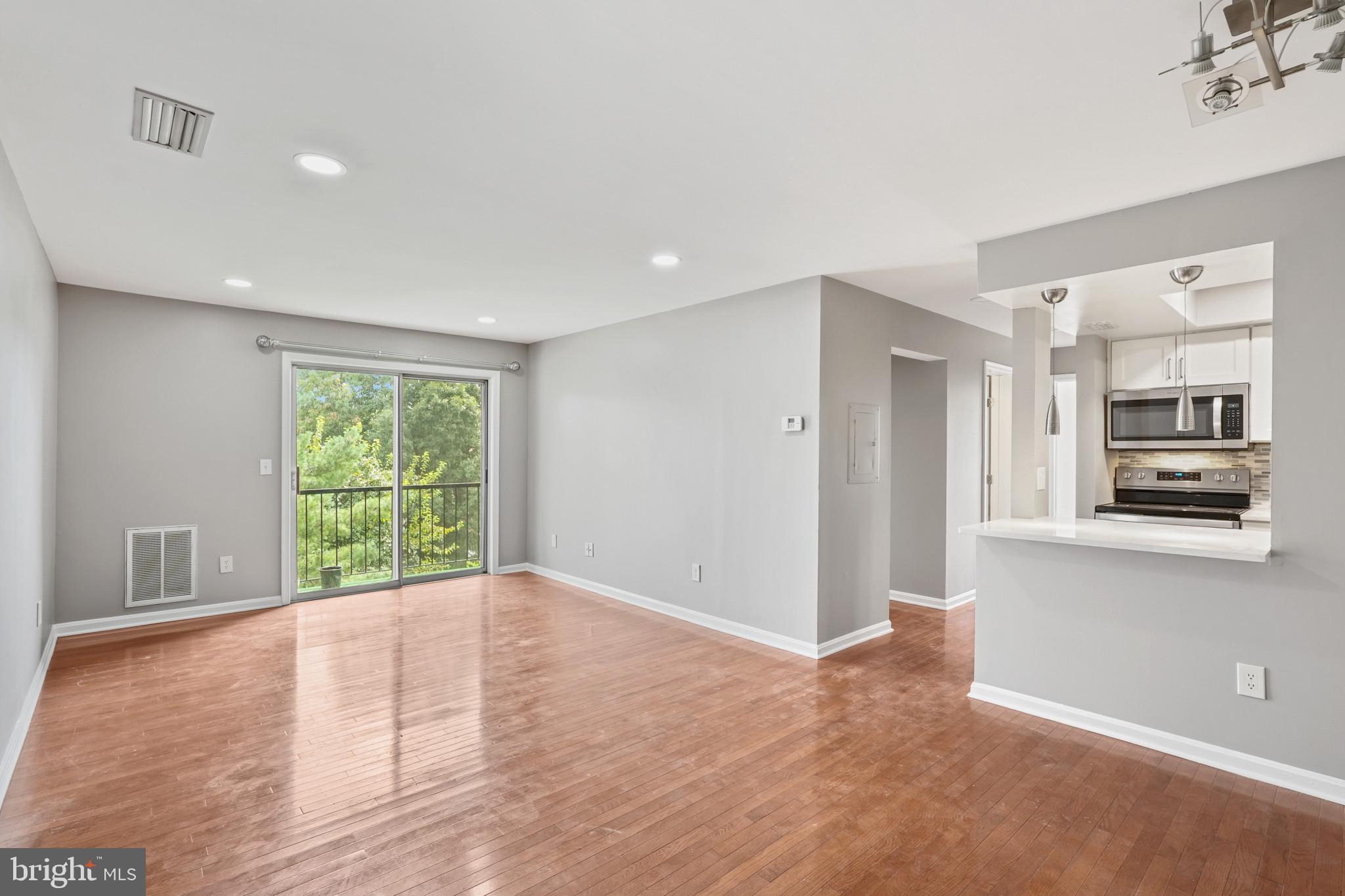 14807 Rydell Road, Unit 203 Centreville, VA 20121 - Photo 6 of 30 Living room