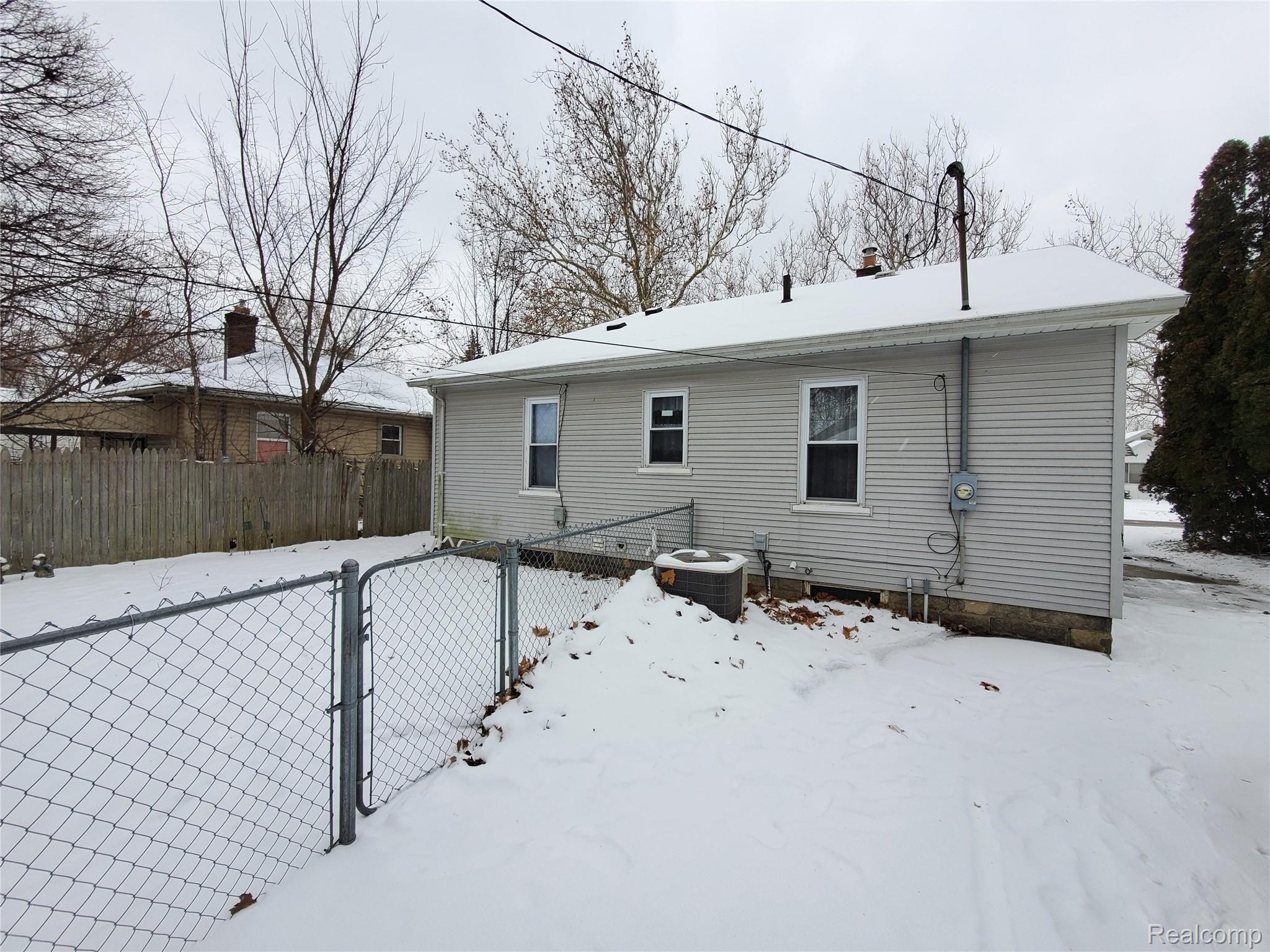 2514 Mackin Road Flint, MI 48504 - Photo 4 of 14 20220105_130200.jpg