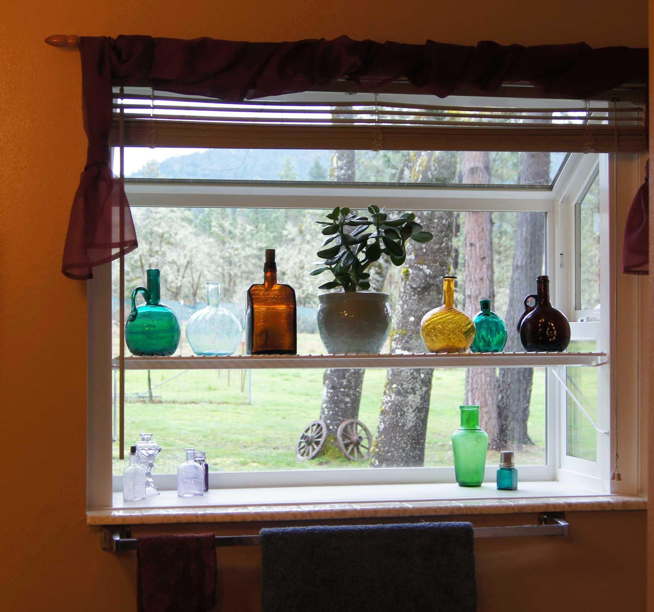 553 Soldier Creek Road Grants Pass, OR 97526 - Photo 35 of 41 35 HALL BATH GARDEN WINDOW