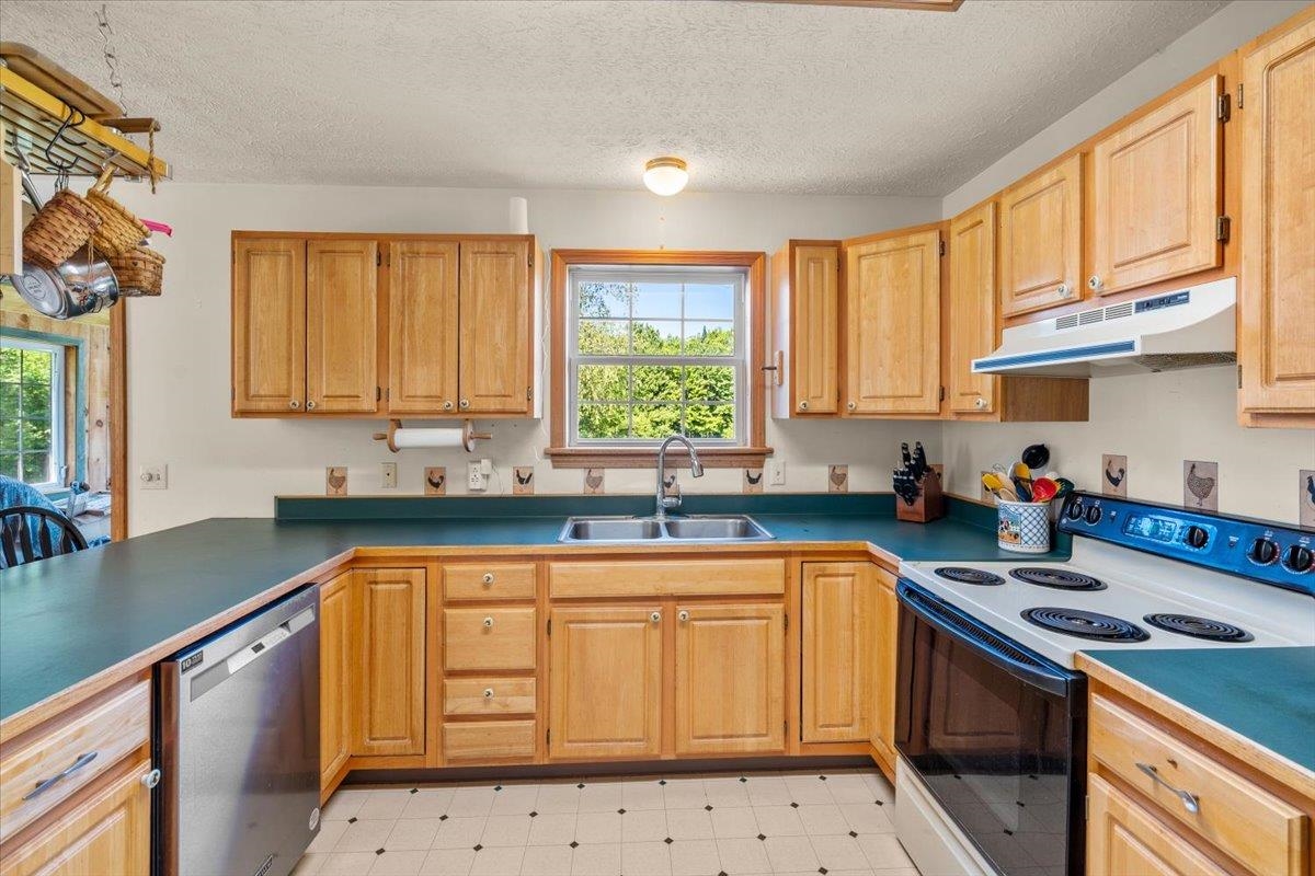 82 West St Road Fairfax, VT 05455 - Photo 7 of 60